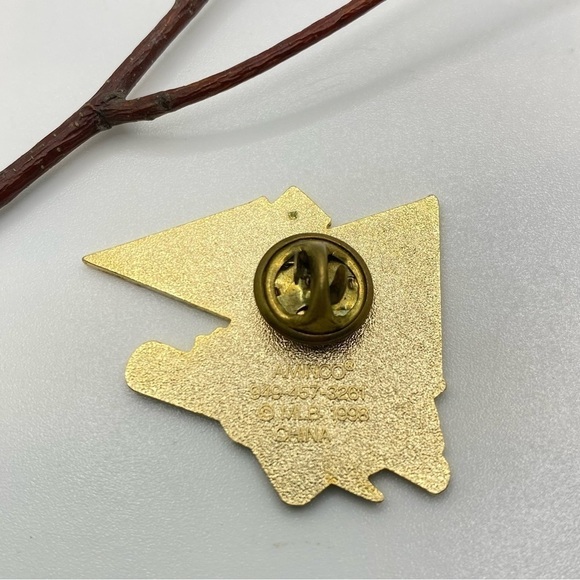 NY Yankees VS. Atlanta Braves 1996 World Series Commemorative Collectable Pin - Picture 5 of 6